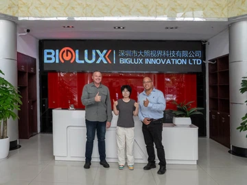 Южноафриканските клиенти изследват изработката зад ремаркето за соларно наблюдение на Biglux